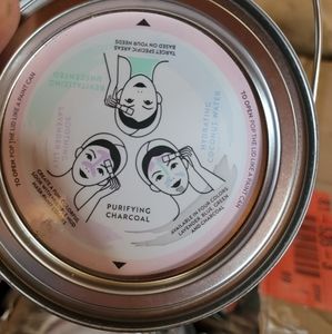 Purifying charcoal face mask